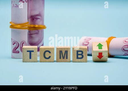 Holzwürfel mit TCMB (Turkiye Cumhuriyet Merkez Bankasi) und nach-unten-Pfeilen. Das Konzept der Zinserhöhung der TCMB zur Eindämmung der Inflation Stockfoto