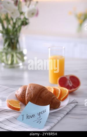 Romantisches Frühstück mit einem Zettel, auf dem steht, dass ich dich liebe, auf dem Tisch Stockfoto