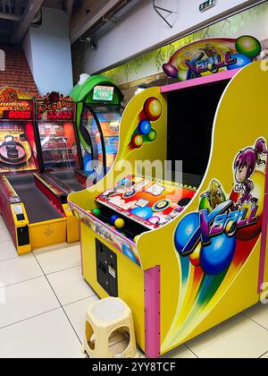 Kiew, Ukraine - 18. Dezember 2024: Helle und lebendige Spielautomaten und Spiele in einem Innenbereich für Unterhaltung und Spaß. Stockfoto