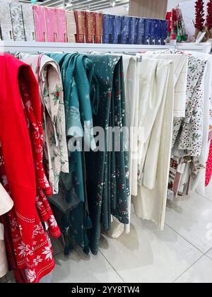 Kiew, Ukraine - 18. Dezember 2024: Verschiedene farbenfrohe und dekorative Tischdecken mit Weihnachtsmotiven, die in einem Einzelhandel wunderschön ausgestellt werden. Stockfoto