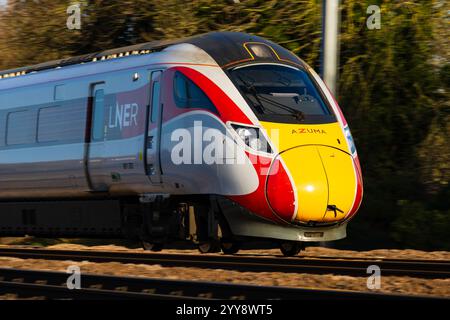 London North Eastern Railways, LNER, Azuma Diesel-Hybrid-Personenzug, der in Richtung Süden bei Offord Cluny, Cambridgeshire, England, vorbeifährt. Stockfoto