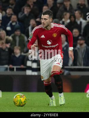 London, Großbritannien. Dezember 2024. Diego Dalot von Manchester United in Aktion. Carabao Cup, Viertelfinalspiel des EFL Cup, Tottenham Hotspur gegen Manchester United im Tottenham Hotspur Stadium in London am Donnerstag, den 19. Dezember 2024. Dieses Bild darf nur für redaktionelle Zwecke verwendet werden. Foto nur für redaktionelle Verwendung von Sandra Mailer/Andrew Orchard Sportfotografie/Alamy Live News Credit: Andrew Orchard Sportfotografie/Alamy Live News Stockfoto