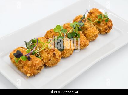 Typisch spanische Kroketten gefüllt mit Meeresfrüchten Stockfoto