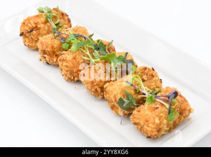 Typisch spanische Kroketten gefüllt mit Meeresfrüchten Stockfoto