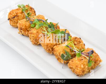 Typisch spanische Kroketten gefüllt mit Meeresfrüchten Stockfoto