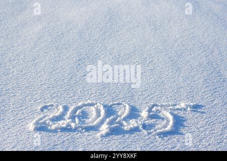 Die Zahl 2025 steht auf Neuschnee an frostigen sonnigen Tagen. Kann wie Weihnachten oder Neujahrsfeiertage verwendet werden Stockfoto