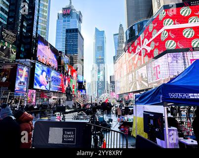 NEW YORK, NY, USA - 13. DEZEMBER 2024: Helle Lichter beleuchten den Times Square, während sich die Menschen versammeln, um die lebendige Atmosphäre und die atemberaubenden Darstellungen auf dem zu genießen Stockfoto