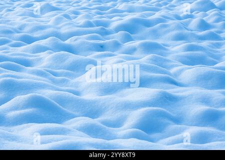 Weihnachten Winter Hintergrund von blauen Schneewellen auf schneebedeckten Feldern Stockfoto