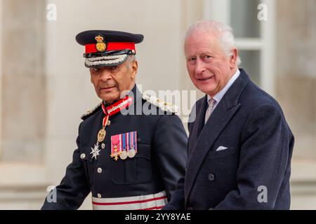 Waltham Forest Town Hall, London, Großbritannien. Dezember 2024. Ihre Majesties der König und die Königin nahmen an einem Empfang im Waltham Forest Town Hall Teil, um das starke Gefühl des Zusammenhalts in der Gemeinde zu feiern, das durch friedliche Gegenproteste im August 2024 nach Unruhen in anderen Teilen Großbritanniens hervorgehoben wurde. Quelle: Amanda Rose/Alamy Live News Stockfoto