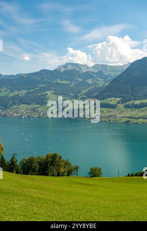 Landschaftlich reizvoller Hintergrund. Schweizer alpen und Seenlandschaft. Schweiz Landschaft. Schweizer Berge und See. Idyllische Landschaft in den Alpen mit frischem Stockfoto