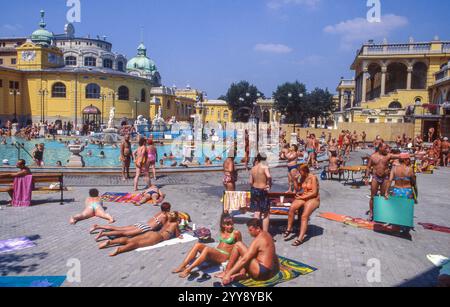 Ungarn, Budapest, Széchenyi Medicinal Bath ist das größte medizinische Bad in Europa. Menschen kommen dort für ihre Gesundheit, aber auch um Schach oder Schach zu spielen Stockfoto