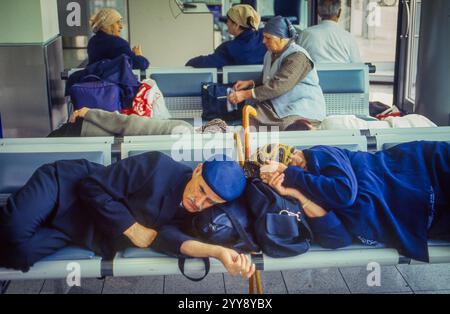 Ungarn, ein Paar vom Land schläft, während er am Bahnhof wartet. Stockfoto