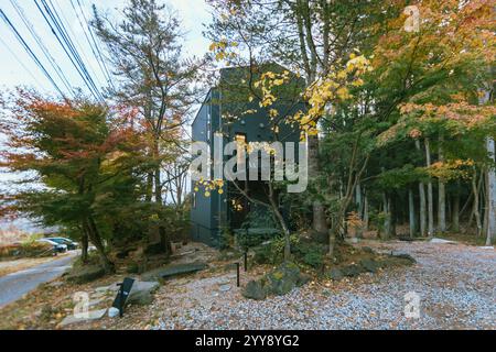 Yamanashi, Japan - 26. November 2024 : Ein lokales Hotel in der Nähe des Kawaguchi-Sees am Minamitsuru Yamanashi Japan. Stockfoto