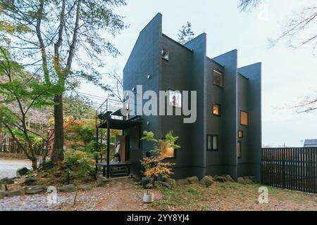 Yamanashi, Japan - 26. November 2024 : Ein lokales Hotel in der Nähe des Kawaguchi-Sees am Minamitsuru Yamanashi Japan. Stockfoto