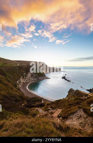 Blick auf die Kalkformationen der Lulworth Cove in der Nähe von West Lulworth auf der Isle of Purbeck in Dorset, Jurassic Coast, Südengland. Stockfoto