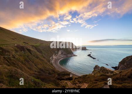 Blick auf die Kalkformationen der Lulworth Cove in der Nähe von West Lulworth auf der Isle of Purbeck in Dorset, Jurassic Coast, Südengland. Stockfoto