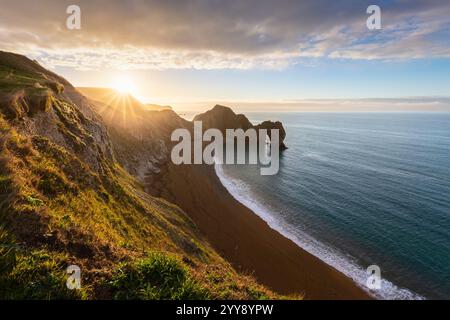 Blick aus der Vogelperspektive bei Sonnenuntergang auf die Durdle Door, einen natürlichen Kalksteinbogen an der Jurassic Coast in der Nähe von Lulworth in Dorset, Südengland. Stockfoto