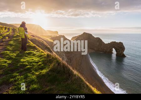 Blick aus der Vogelperspektive bei Sonnenuntergang auf die Durdle Door, einen natürlichen Kalksteinbogen an der Jurassic Coast in der Nähe von Lulworth in Dorset, Südengland. Stockfoto