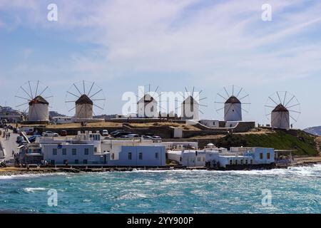 Berühmte Windmühlen von Mykonos mit Blick auf die Ägäis. Küstenfotografie der traditionellen kykladischen Architektur und der griechischen Inselkultur. Reisen und Stockfoto