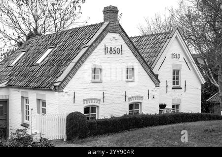 DEU, Deutschland, Niedersachsen, Krummhörn, Greetsiel, 12.12.2024: zwei alte Fischerhäuser am alten Deich am Hafen in Greetsiel in der Gemeinde Krummhörn im Landkreis Aurich in Ostfriesland im Dezember *** DEU, Deutschland, Niedersachsen, Krummhörn, Greetsiel, 12 12 2024 zwei alte Fischerhäuser auf dem alten Deich am Hafen von Greetsiel in der Gemeinde Krummhörn im Landkreis Aurich in Ostfriesland im Dezember Stockfoto