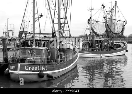 DEU, Deutschland, Niedersachsen, Krummhörn, Greetsiel, 12.12.2024: zwei Krabbenkutter im Hafen von Greetsiel in der Gemeinde Krummhörn im Landkreis Aurich in Ostfriesland in der Vorweihnachtszeit *** DEU, Deutschland, Niedersachsen, Krummhörn, Greetsiel, 12 12 2024 zwei Garnelenboote im Hafen von Greetsiel in der Gemeinde Krummhörn im Landkreis Aurich in Ostfriesland in der Vorweihnachtszeit Stockfoto