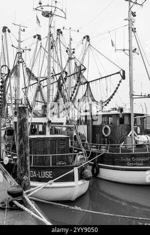 DEU, Deutschland, Niedersachsen, Krummhörn, Greetsiel, 12.12.2024: zwei Krabbenkutter im Hafen von Greetsiel in der Gemeinde Krummhörn im Landkreis Aurich in Ostfriesland in der Vorweihnachtszeit *** DEU, Deutschland, Niedersachsen, Krummhörn, Greetsiel, 12 12 2024 zwei Garnelenboote im Hafen von Greetsiel in der Gemeinde Krummhörn im Landkreis Aurich in Ostfriesland in der Vorweihnachtszeit Stockfoto