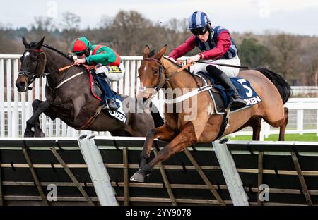 Ascot, Berkshire, Freitag, den 20. Dezember 2024; East India Express und Jockey Freddie Gordon gewinnen die Howden Conditional Jockeys' Handicap Hürde für Trainer Nicky Henderson und Besitzer EIC Racing & Table Five. Credit JTW equine Images / Alamy Live News. Stockfoto