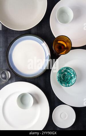 Draufsicht einer leeren Teller und Gläser auf schwarzem Hintergrund. Flache Lagen. Draufsicht. Lebensmittelkonzept. Stockfoto