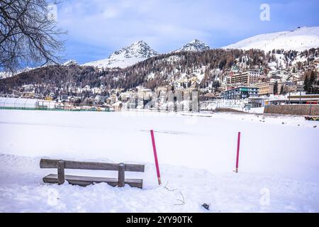Blick auf die Stadt Sankt Moritz vom gefrorenen See im Winterschnee, Alpen in der Schweiz Stockfoto