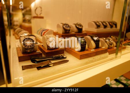 Stilvolle Kollektion luxuriöser Uhren, die nachmittags in einer modernen Boutique ausgestellt werden Stockfoto