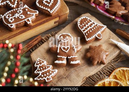 Hausgemachte Lebkuchenweihnachtskekse mit weißer Glasur dekorieren Stockfoto