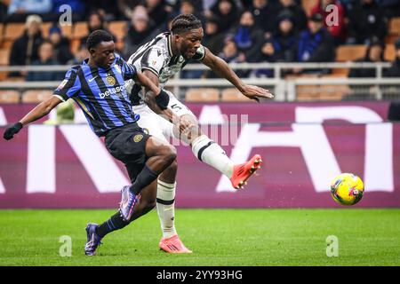 Mailand, Italien, Italien. Dezember 2024. Mike AIDOO von Inter Mailand und Isaak TOURE von Udinese Calcio während des italienischen Cup, Coppa Italia Spiel zwischen dem FC Internazionale und Udinese Calcio im Stadio Giuseppe-Meazza am 19. Dezember 2024 in Mailand. (Kreditbild: © Matthieu Mirville/ZUMA Press Wire) NUR REDAKTIONELLE VERWENDUNG! Nicht für kommerzielle ZWECKE! Stockfoto