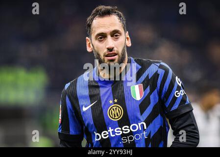 Mailand, Italien, Italien. Dezember 2024. Hakan CALHANOGLU von Inter Mailand während des Italienischen Coppa Italia-Spiels zwischen dem FC Internazionale und Udinese Calcio im Stadio Giuseppe-Meazza am 19. Dezember 2024 in Mailand. (Kreditbild: © Matthieu Mirville/ZUMA Press Wire) NUR REDAKTIONELLE VERWENDUNG! Nicht für kommerzielle ZWECKE! Stockfoto