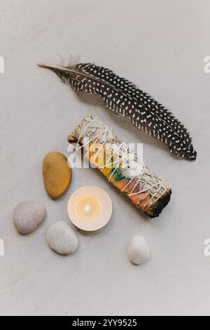 Palo santo, weißer Salbei und Kerze mit Steinen zur Meditation. Minimalismus. Ruhe und Achtsamkeit. Platz für Text. Stockfoto