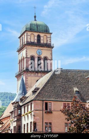 Eglise de l’Invention-de-la-Sainte-Croix de Kaysersberg (Kirche der Erfindung des Heiligen Kreuzes in Kaysersberg), die zu drei verschiedenen Epochen gehört Stockfoto