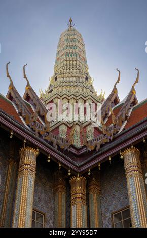 Wat Phra Kaew in Bangkok, Thailand – ein Meisterwerk thailändischer Architektur. Dieser heilige Tempel ist mit komplizierten Golddetails, lebendigen Mustern und einem geschmückt Stockfoto