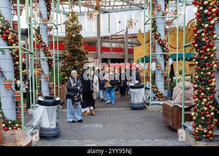 Weihnachtseinkäufer im Borough Market, einem beliebten Lebensmittelmarkt in London, Großbritannien Stockfoto