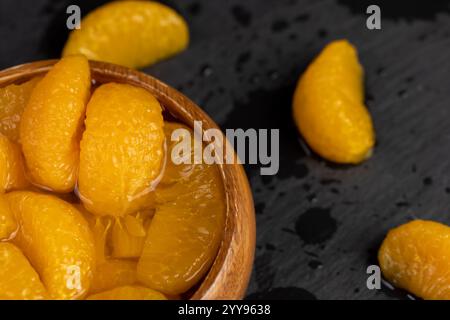 Geschälte Orangenmandarinen in Zuckersirup mariniert, Scheiben süßer Mandarinen in Zuckersirup Stockfoto