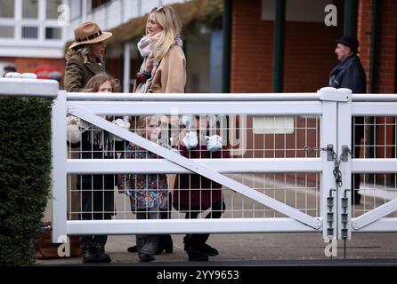 Junge Rennfahrer beobachten die Pferde im Ring vor der Parade am Howden Christmas Racing Weekend auf der Ascot Racecourse. Bilddatum: Freitag, 20. Dezember 2024. Stockfoto