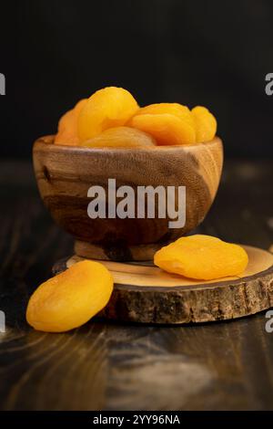 Getrocknete Aprikosen in einer Schüssel Nahaufnahme, süße getrocknete Früchte getrocknete Aprikosenstücke Stockfoto