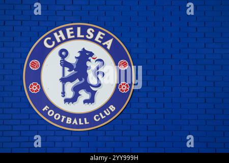 Stamford Bridge, London, Großbritannien. Dezember 2024. UEFA Conference League Football, Chelsea gegen Shamrock Rovers; Logo von Chelsea bei Stamford Bridge Credit: Action Plus Sports/Alamy Live News Stockfoto