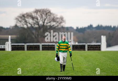 Ascot, Berkshire, Freitag, den 20. Dezember 2024; ein untröstlicher Nico de Boinville geht die Rennbahn von Ascot hinunter, nachdem er an Bord des unverletzten Iberico Lord 2 ausfiel. Credit JTW equine Images / Alamy Live News. Stockfoto