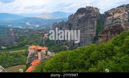 Herbstlicher Panoramablick auf die Meteora-Klöster, Thessalien, Griechenland Stockfoto