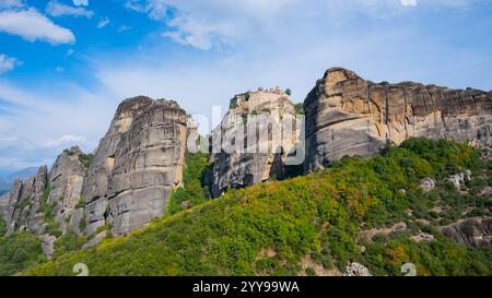 Herbstlicher Panoramablick auf die Meteora-Klöster, Thessalien, Griechenland Stockfoto