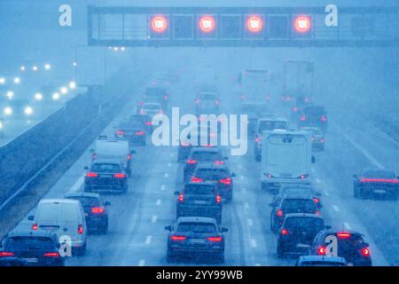 Schneetreiben und dichter Weihnachts-Reiseverkehr auf der Autobahn A8, München-Salzburg, in Richtung Süden, Wintereinbruch, Sauerlach, 20. Dezember 2024 Deutschland, Sauerlach bei München, 20. Dezember 2024, Schneetreiben und dichter Weihnachts-Reiseverkehr auf der Autobahn A8, München-Salzburg, in Richtung Süden, Start in die Weihnachtferien, volle Autobahn am Freitagnachmittag um 15 Uhr, Wintereinbruch, Schilderbrücke zeigt Tempolimit 120, trotz Schneetreiben, Verkehr am frühen Nachmittag, kurz vor Weihnachten, Winter, Winterwetter, Bayern *** Fahren von Schnee und starkem Weihnachtsverkehr auf der Autobahn Stockfoto