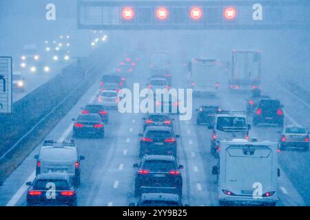 Schneetreiben und dichter Weihnachts-Reiseverkehr auf der Autobahn A8, München-Salzburg, in Richtung Süden, Wintereinbruch, Sauerlach, 20. Dezember 2024 Deutschland, Sauerlach bei München, 20. Dezember 2024, Schneetreiben und dichter Weihnachts-Reiseverkehr auf der Autobahn A8, München-Salzburg, in Richtung Süden, Start in die Weihnachtferien, volle Autobahn am Freitagnachmittag um 15 Uhr, Wintereinbruch, Schilderbrücke zeigt Tempolimit 120, trotz Schneetreiben, Verkehr am frühen Nachmittag, kurz vor Weihnachten, Winter, Winterwetter, Bayern *** Fahren von Schnee und starkem Weihnachtsverkehr auf der Autobahn Stockfoto