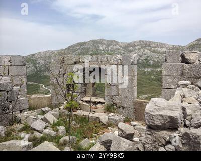 Ruinen einer Verteidigungsmauer des 9. Jahrhunderts Festung des österreichisch-ungarischen Reiches oder Festung unter Grkovac, Montenegro, Balkan Stockfoto