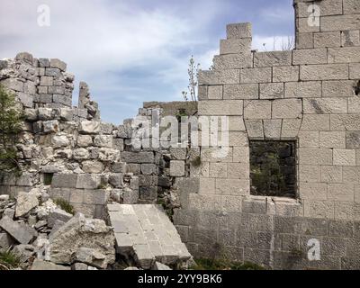 Ruinen einer Verteidigungsmauer des 9. Jahrhunderts Festung des österreichisch-ungarischen Reiches oder Festung unter Grkovac, Montenegro, Balkan Stockfoto