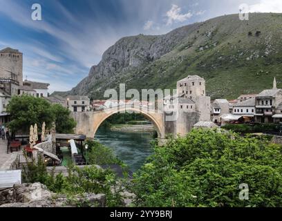 Blick auf die alte Brücke Mostar oder Stari Most und den Fluss Neretva, Bosnien und Herzegowina, Balkan Stockfoto