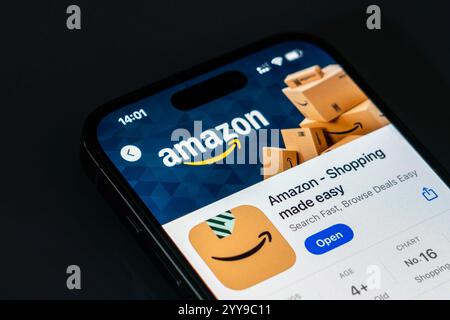 New York, USA – 20. Dezember 2024: Die Amazon Shopping App wird auf dem Smartphone-Bildschirm mit Logo angezeigt. E-Commerce-Anwendung mit einer breiten Palette von Stockfoto